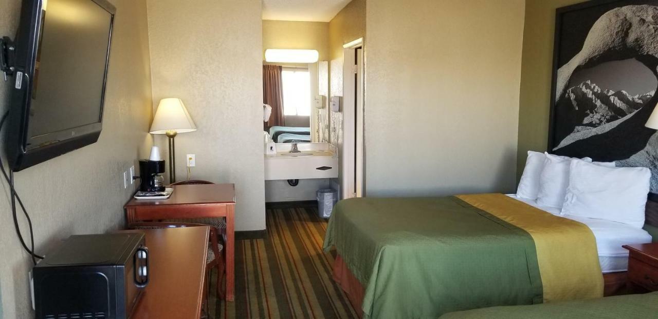 Super 8 By Wyndham Ridgecrest Motel Exterior photo